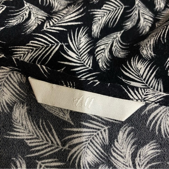 H&M Tiny Feather Print Short Sleeve Viscose Blouse - Picture 5 of 7